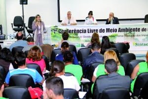 poio da CUT São Paulo. inserida após o processo de dragagem (escavação para aumento de profundidade) e limpeza do rio Barueri- -Mirim. Serão implantadas 5 mil peças de concreto. Além do Barueri-Mirim, na segunda e terceira etapas o projeto terá canalizações de córregos menores, implantação de três piscinões de retenção de águas e construção de passagens de veículos e pedestres. “Este projeto é histórico e de suma importância. Buscamos alternativas para a questão [das enchentes] mas, na maioria das vezes, obtínhamos recursos para obras paliativas ou de pequeno porte. Vimos que era preciso um amplo projeto que atendesse a cidade de uma forma completa, algo que está sendo possível com apoio do governo federal”, diz o prefeito Jaci Tadeu (PV).