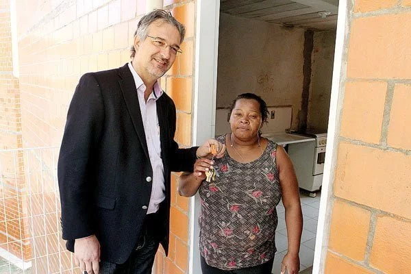 Prefeitura entrega  56 apartamentos