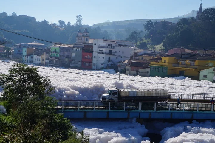 Espuma poluída cobre rio Tietê e invade parte urbana em Pirapora do Bom Jesus