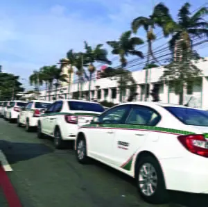Taxistas dizem que faturamento caiu cerca de 80%, depois do Uber / Foto: Leandro Conceição