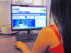 otalmente gratuito disponibilizado às empresas e trabalhadores para divulgação de vagas de emprego e cadastramento de currículos, já conta com mais de 400 vagas em aberto, publicadas pelas 100 empresas que aderiram a nova ferramenta. Técnico em enfermagem, Consultor comercial e Eletromecânico estão entre as vagas de diversas áreas disponíveis no portal. Vagas para pessoas com deficiência também podem ser encontradas no site. Através do endereço www.barueri.sp.gov.br/portalbarueriemprega, o cidadão pode pesquisar as vagas inseridas pelas empresas e empregadores de toda região, candidatando-se, a partir do preenchimento do perfil profissional, aos cargos que mais se aproximam da área de atuação. As vagas são alimentadas diariamente pelas empresas.