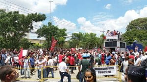 Pelo menos quatro pessoas ficaram feridas no confronto entre militantes contrários e pró ex-presidente Luiz Inácio Lula da Silva. Os grupos protestaram em frente ao Fórum Criminal da Barra Funda, onde Lula deveria depor nesta quarta, 17. Dois manifestantes solidários ao ex-presidente foram atingidos por pedras lançadas pelo outro grupo, e um terceiro levou pancadas da Polícia Militar. Lula e sua mulher Marisa Letícia prestariam declarações sobre o apartamento triplex, no Condomínio Solaris, no Guarujá. O depoimento foi suspenso por uma decisão do Conselho Nacional do Ministério Público. Enquanto militantes estavam em frente ao Fórum da Barra Funda, deputados da bancada petista na Câmara fizeram ato em apoio ao ex-presidente no Instituto Lula. O deputado federal e vice-prefeito licenciado de Osasco, Valmir Prascidelli, participou. Ele fez críticas à atuação da Polícia Federal (PF) e do Ministério Público (MP) nas investigações contra Lula e sua família. “Queremos que as coisas sejam apuradas com isenção para todo mundo, o que não tem acontecido por parte da PF e do MP, que têm partidarizado e politizado o debate sobre corrupção”, afirmou Prascidelli. A vereadora osasquense Maria José Favarão compareceu à manifestação em frente ao Fórum. “Basta de justiça seletiva, basta de justiça partidária, basta de perseguição”, disse em vídeo divulgado na internet.