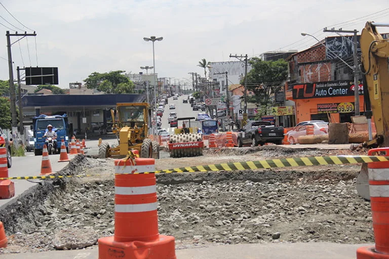 Obra do Corredor Oeste em Barueri gera desvio e rotatória vira cruzamento