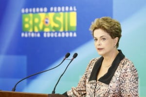 Dilma diz ser lamentável Bolsonaro homenagear torturador na Câmara