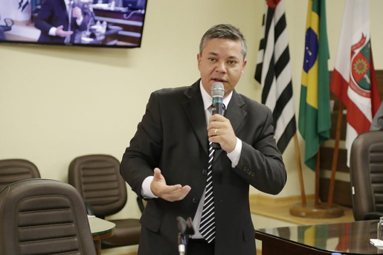Bolor diz que pauta da Câmara está travada