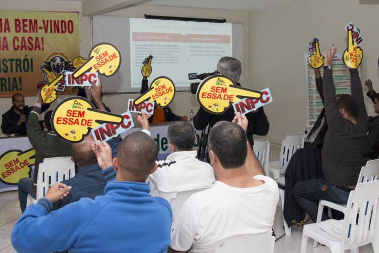 Em reunião, vigilantes votam a favor da luta por ticket-refeição obrigatório