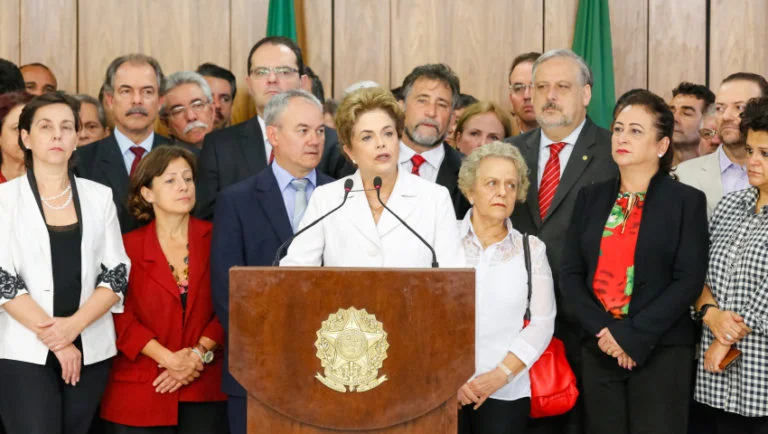 “Estou vivendo a dor da traição e da injustiça”, diz Dilma a manifestantes