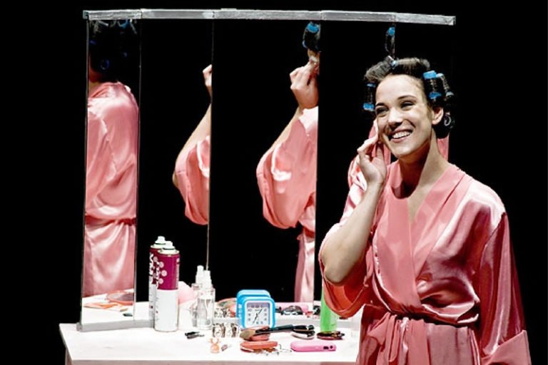 Atriz global Adriana Birolli traz “Manual Prático da Mulher Desesperada” à região