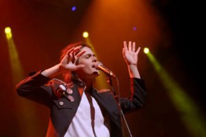 Filipe Catto apresenta o show do álbum Tomada em Osasco