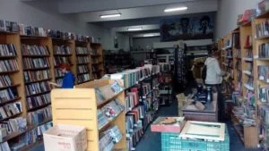 Sebo em Osasco faz liquidação antes de encerrar atividades
