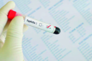 Brasil sofre epidemia de sífilis; veja como se proteger