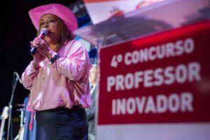 Osasco premia professores da rede municipal de educação