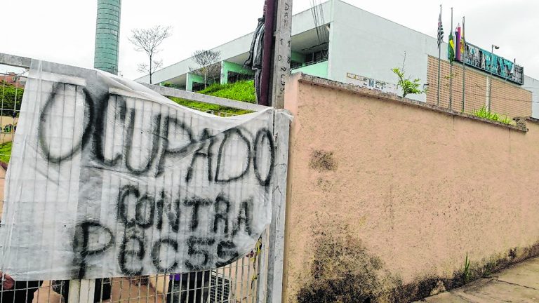 Ocupação escolar contra a PEC 55  completa 14 dias