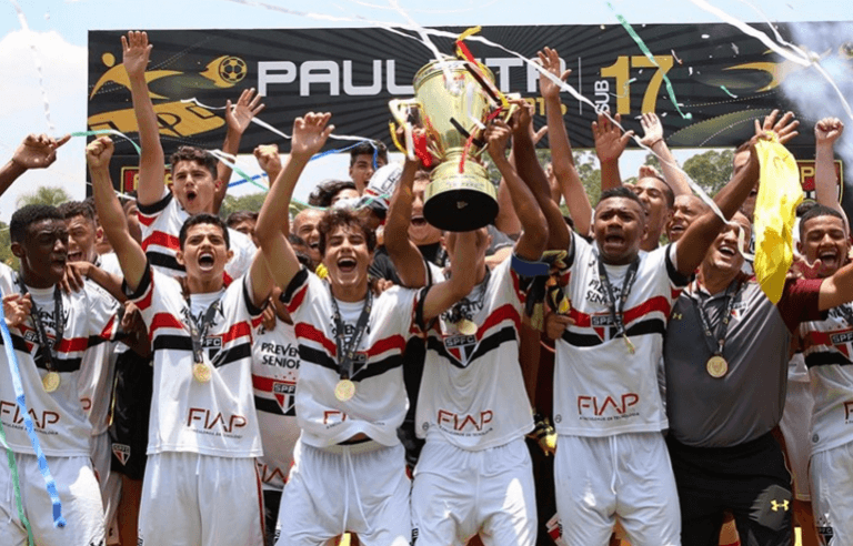 Sob olhares de Rogério Ceni, sub-17 do São Paulo é campeão Paulista em Cotia