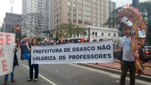Professores de Osasco protestam por falta de pagamentos