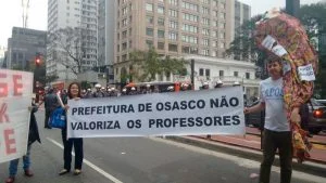 Professores de Osasco protestam por falta de pagamentos