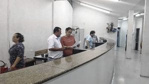 Vereadores flagram médicos fora do trabalho durante o expediente