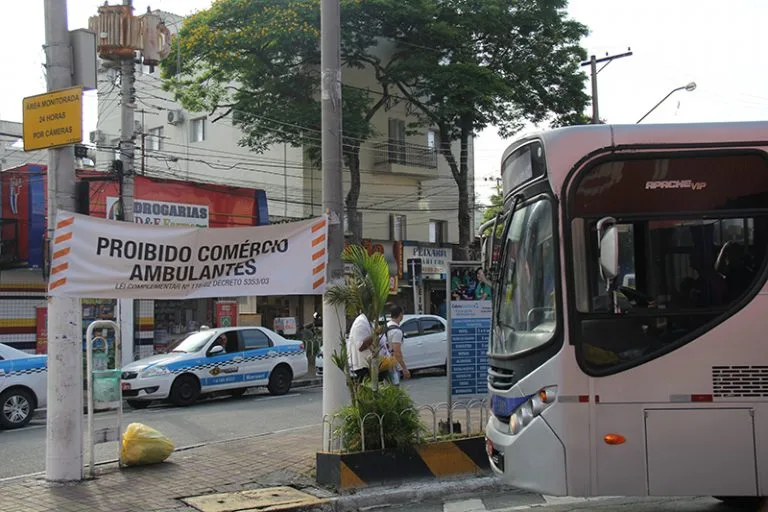 Barueri fiscaliza ambulantes irregulares e oferece opções de reinserção no mercado formal