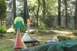 Equipe de Obras inicia limpeza do Cemitério Parque dos Girassóis