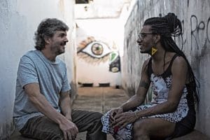 curta no sofá