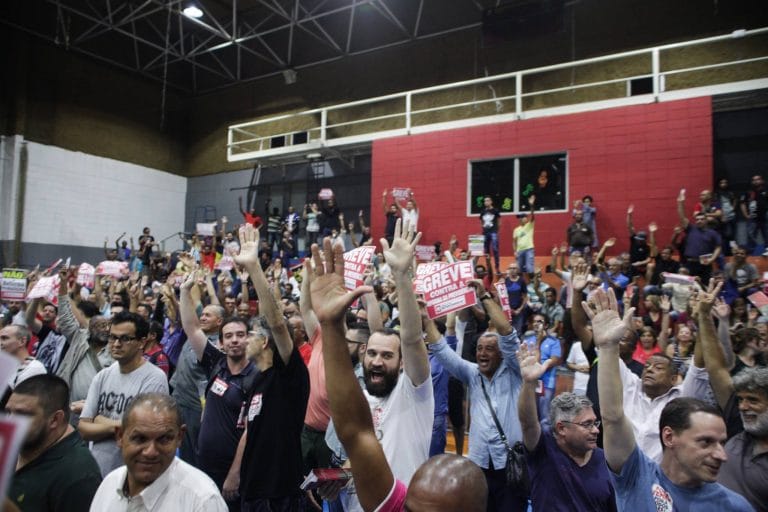 Mesmo com multa de R$ 100 mil, metroviários aprovam greve para esta quarta
