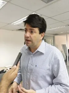 Elvis investe em internacionalização de Santana de Parnaíba
