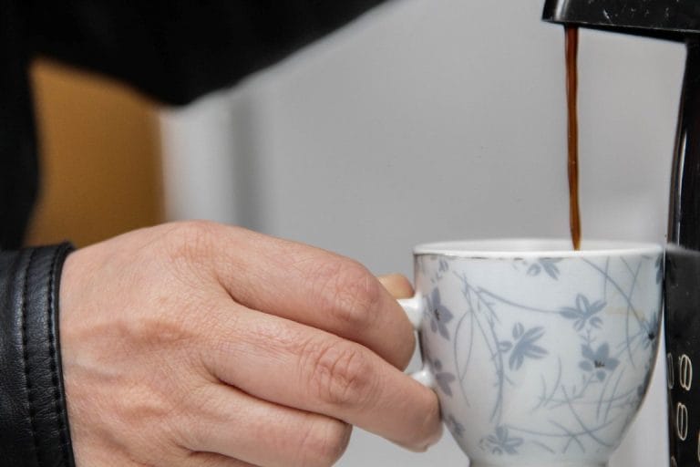Prefeitura corta cafezinho dos servidores para economizar R$ 150 mil por ano