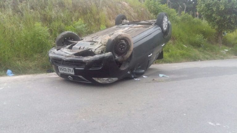 Menores tentam fugir em carro roubado e são apreendidos após capotamento