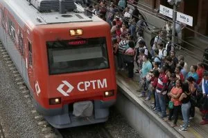CPTM é condenada a indenizar passageira que caiu e se machucou em estação