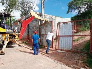 As construções estão sendo demolidas e os “compradores” orientados a procurarem ressarcimento dos valores pagos / Foto: Divulgação