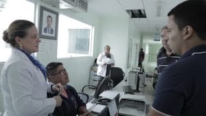 Em visitas surpresa, prefeito garantiu aos usuários mais médicos e especialidades como pediatria e ortopedia no segundo semestre para as UPAs (Foto: Secom)