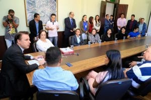 Prefeito e secretários deram boas vindas aos novos médicos (Foto: divulgação)