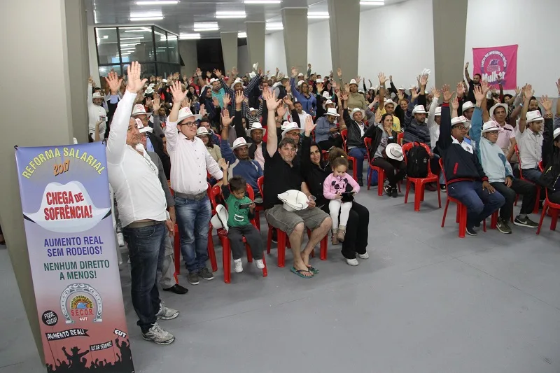 47 Neste ano, o SECOR luta por reajuste salarial de 5,8% e reajuste de 8% nos pisos salariais, tendo como data-base o dia 1º de setembro