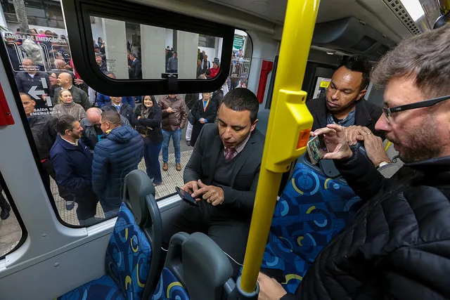 45 novos ônibus entregues em Osasco têm ar condicionado, Wi-Fi e tomada para celular