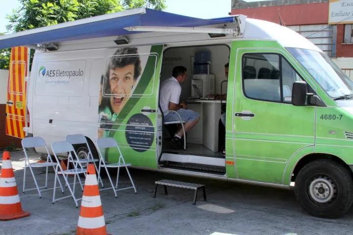 Unidade móvel da Eletropaulo negocia dívidas no calçadão de Osasco