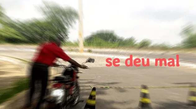 Ladrão é preso pela PM empurrando moto que havia acabado de roubar, em Quitaúna