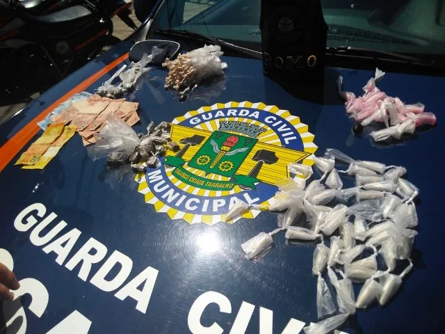 Mulher é presa com crack, cocaína e maconha no Jaguaribe