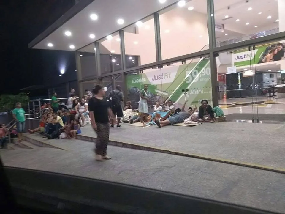 imagem pessoas acampadas na fila para garantir vacina febre amarela
