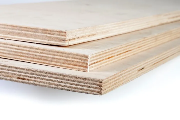 Homens são presos por roubarem tábuas de construção