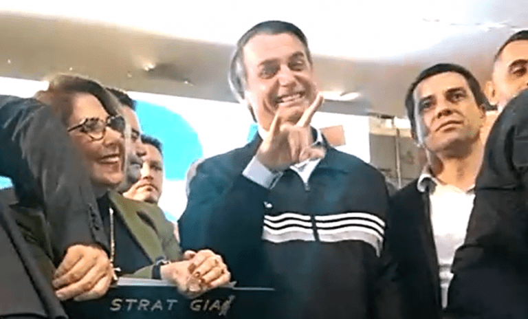 Bolsonaro debocha e faz sinal de chifre ao ouvir nome de William Bonner; vídeo