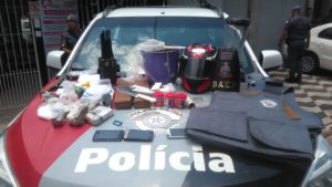 traficantes com coletes da PM
