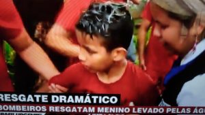 menino caiu bueiro