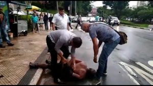 Homem ataca pessoas com faca