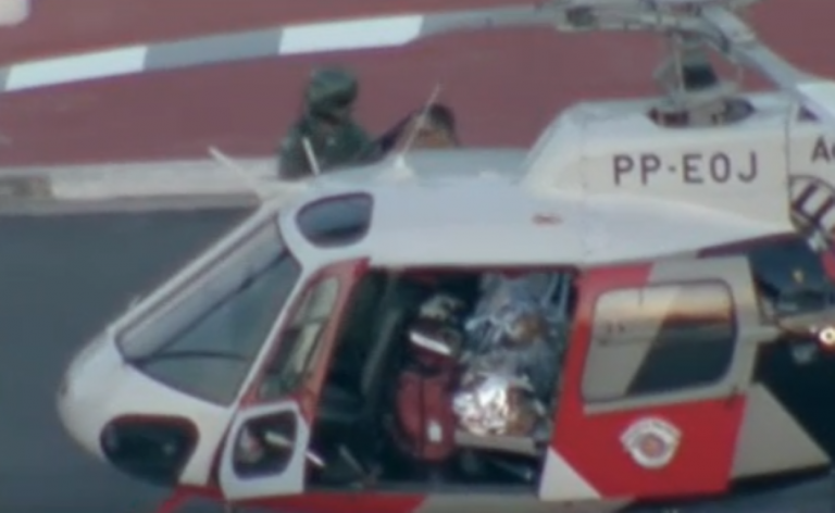 Helicóptero Águia resgata homem que caiu da laje em Itapevi