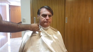 bolsonaro cortando o cabelo pai presidente oab