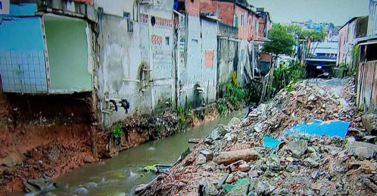 Chuvas causam desabamento de casas em Osasco