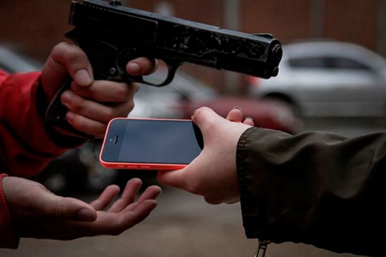 PM rastreia celular roubado e prende três bandidos após arrastão em Osasco