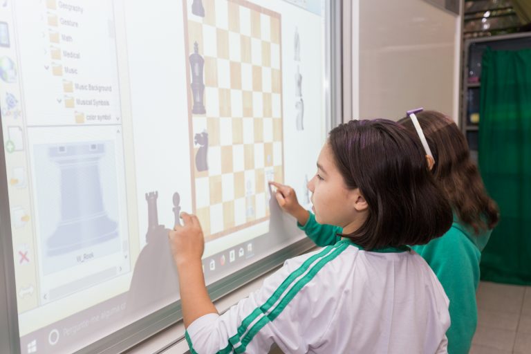 Lousas digitais chegam a escolas municipais de Osasco