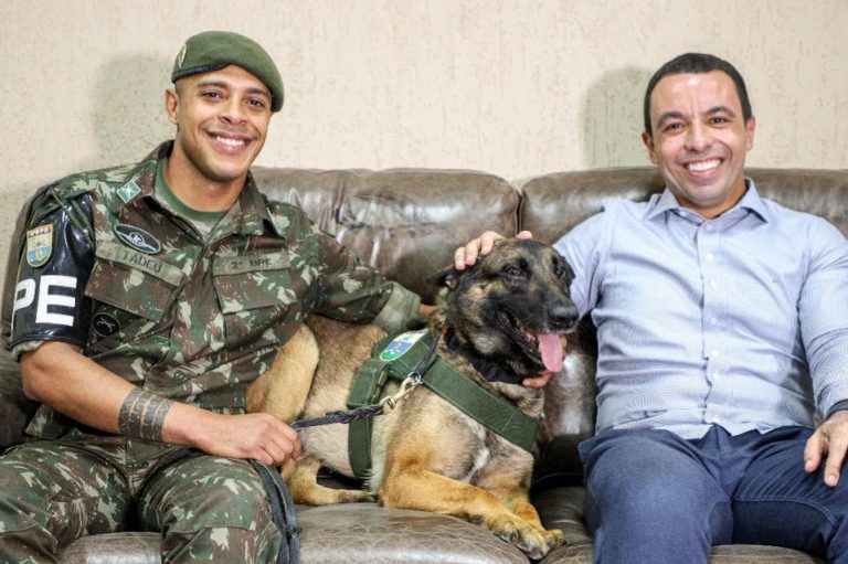 Rogério Lins homenageia soldado que carregou cão no colo no 7 de Setembro em Osasco