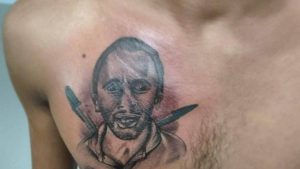 caneta azul tatuagem